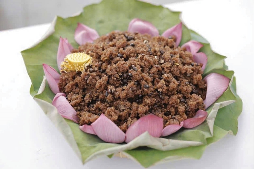  Huong Tra’s WU making Huong Can wrapped cake. Photo: Provincial WU