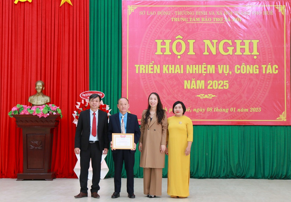 Ban Giám đốc đại diện tập thể Trung tâm nhận Bằng khen của Sở Lao động, Thương binh và Xã hội thành phố Huế