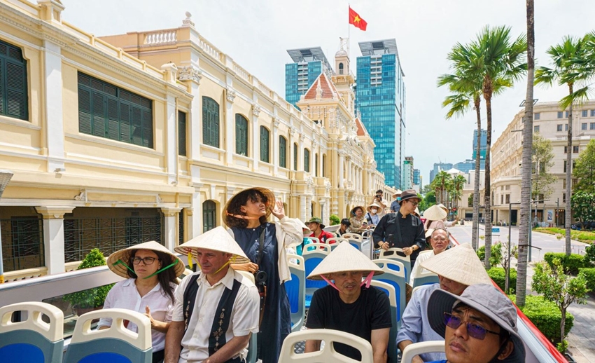  Du khách tham quan trụ sở UBND - HĐND TP Hồ Chí Minh bằng xe buýt hai tầng. Ảnh: Hoàng Tuyết/Báo Tin tức