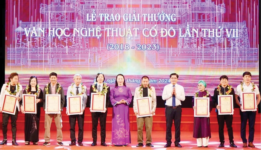 KTS. Võ Tuấn Anh (thứ 5, từ trái sang) và KTS. Phạm Đăng Nhật Thái (thứ 2 từ phải sang) tại lễ trao giải 