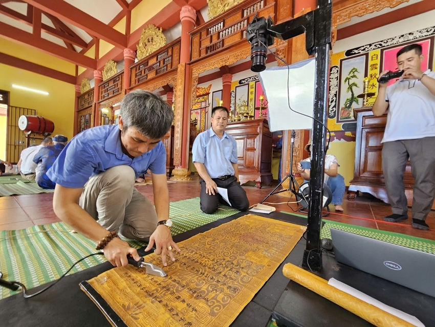  Staff from Thua Thien Hue General Library conducted the digitization of Han-Nom documents at Ha Lac village communal house, Quang Loi commune (Quang Dien district)