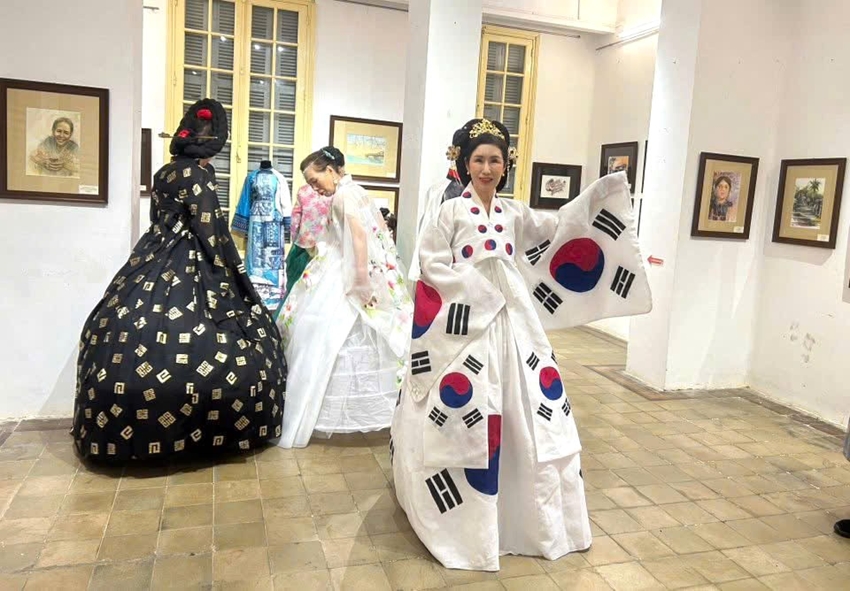  Du khách trải nghiệm mặc Hanbok và tham gia các trò chơi dân gian Hàn Quốc