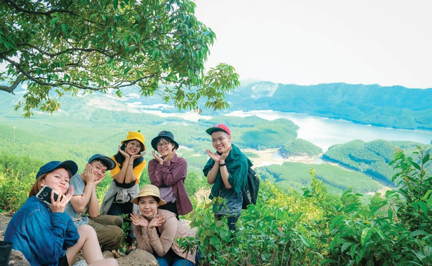 Các bạn trẻ tổ chức trekking, khám phá thiên nhiên tại những địa điểm ngay gần thành phố