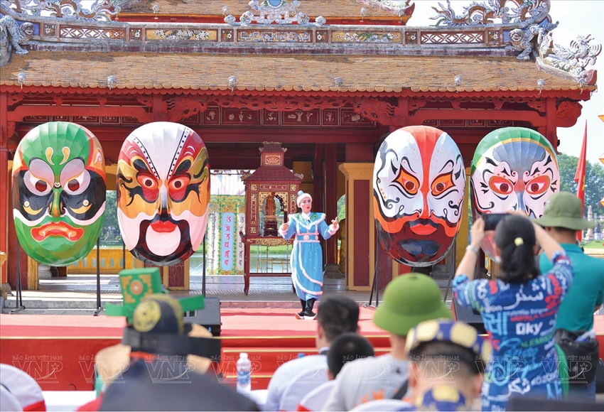 Khán giả xem biểu diễn tuồng ở Nghinh Lương Đình. Ảnh: Thanh Hòa 