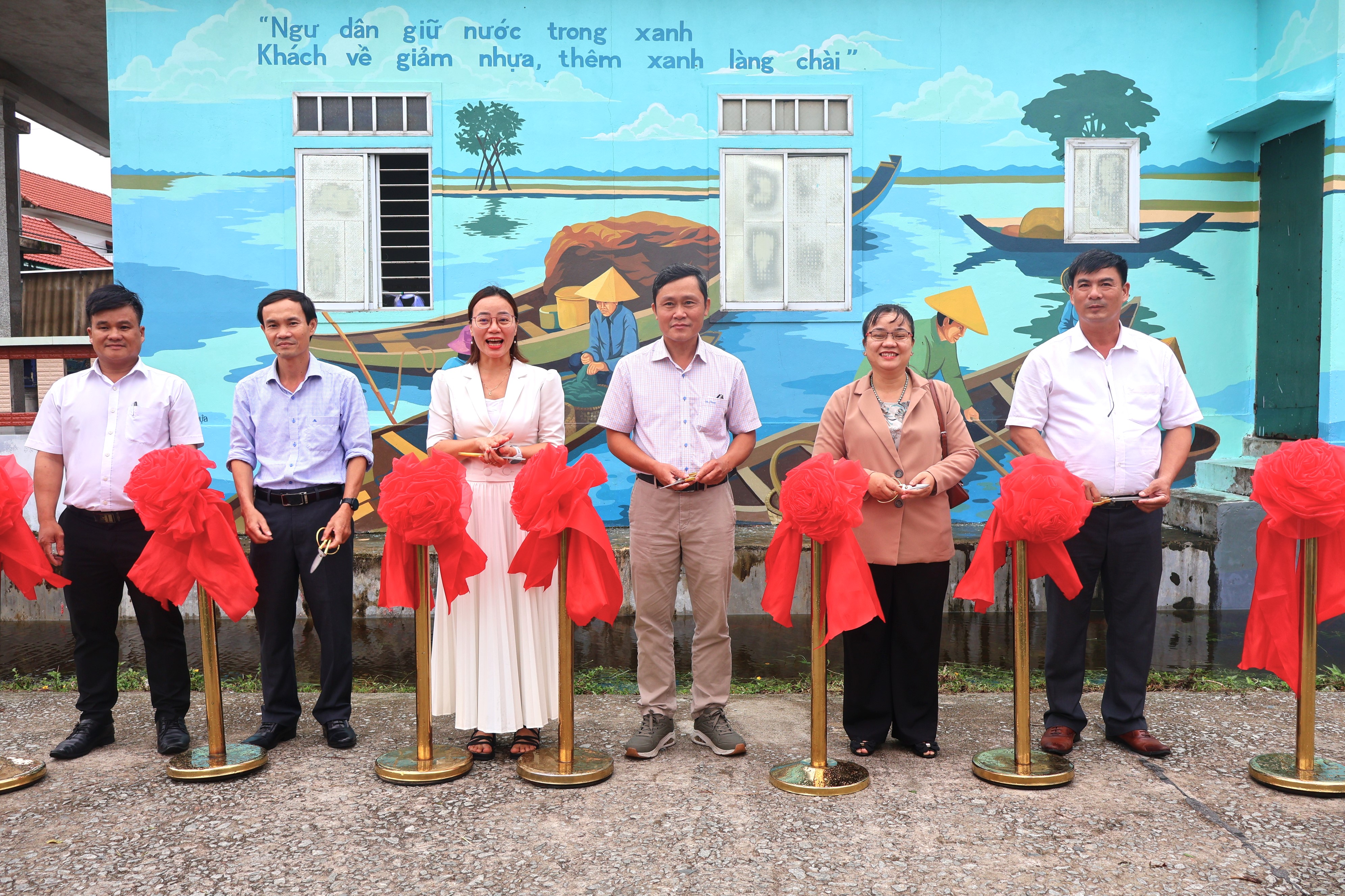 Nghi thức cắt băng ra mắt điểm du lịch giảm nhựa Ngư Mỹ Thạnh - Cồn Tộc, khởi động hành trình du lịch xanh vì môi trường.