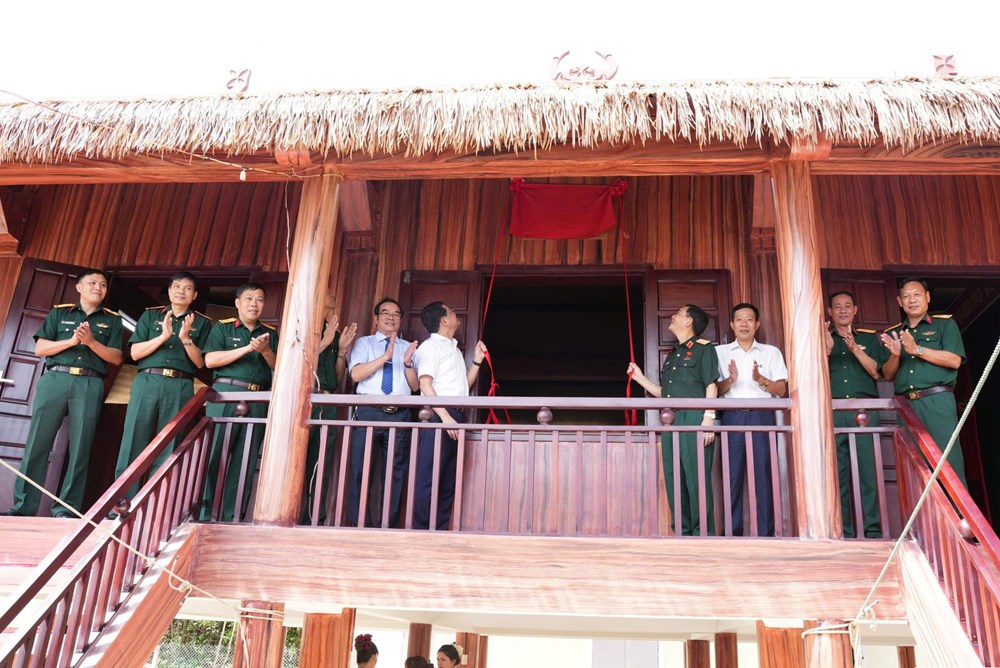 Các đại biểu gắn biển công trình Nhà văn hóa cộng đồng kết hợp tránh lũ tại thôn A Đên, xã A Lưới 3, TP. Huế. Ảnh: N.MINH