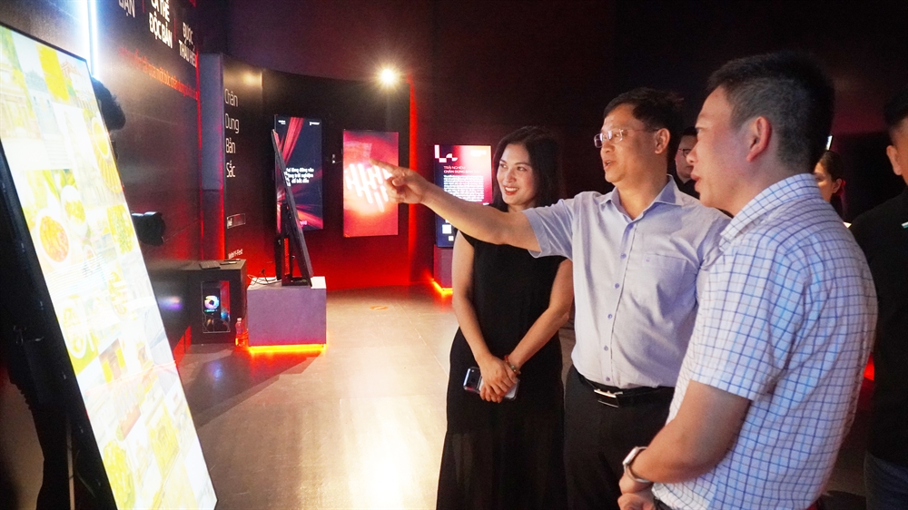 Phó Chủ tịch Thường trực UBND TP. Huế Nguyễn Thanh Bình tham quan, trải nghiệm các ứng dụng công nghệ số tại Y-Fest 2025