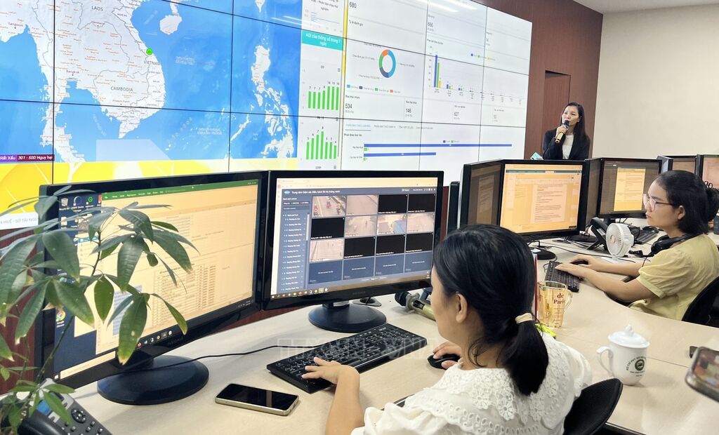 Trung tâm Giám sát và Điều hành đô thị thông minh (HueIOC) triển khai một chuỗi giải pháp ứng dụng AI vào công tác giám sát và xử lý hành vi vi phạm liên quan đến rác thải. Ảnh: Văn Dũng-TTXVN
