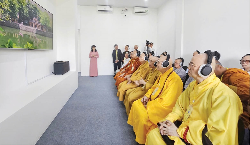  Tăng ni, Phật tử trải nghiệm không gian tư liệu âm thanh số hóa tại Trung tâm Lưu trữ và Nghiên cứu thuộc Học viện Phật giáo Việt Nam tại Huế