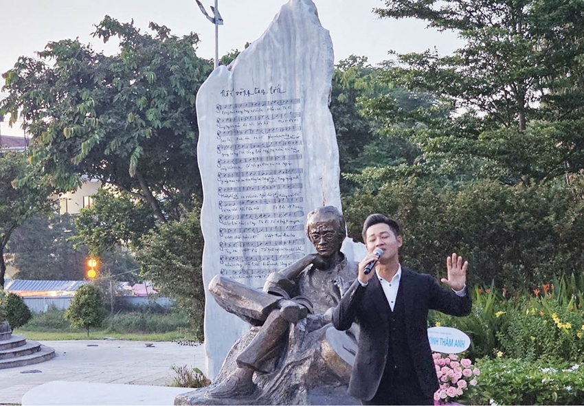  The poetic Trinh Cong Son Park by the Huong River