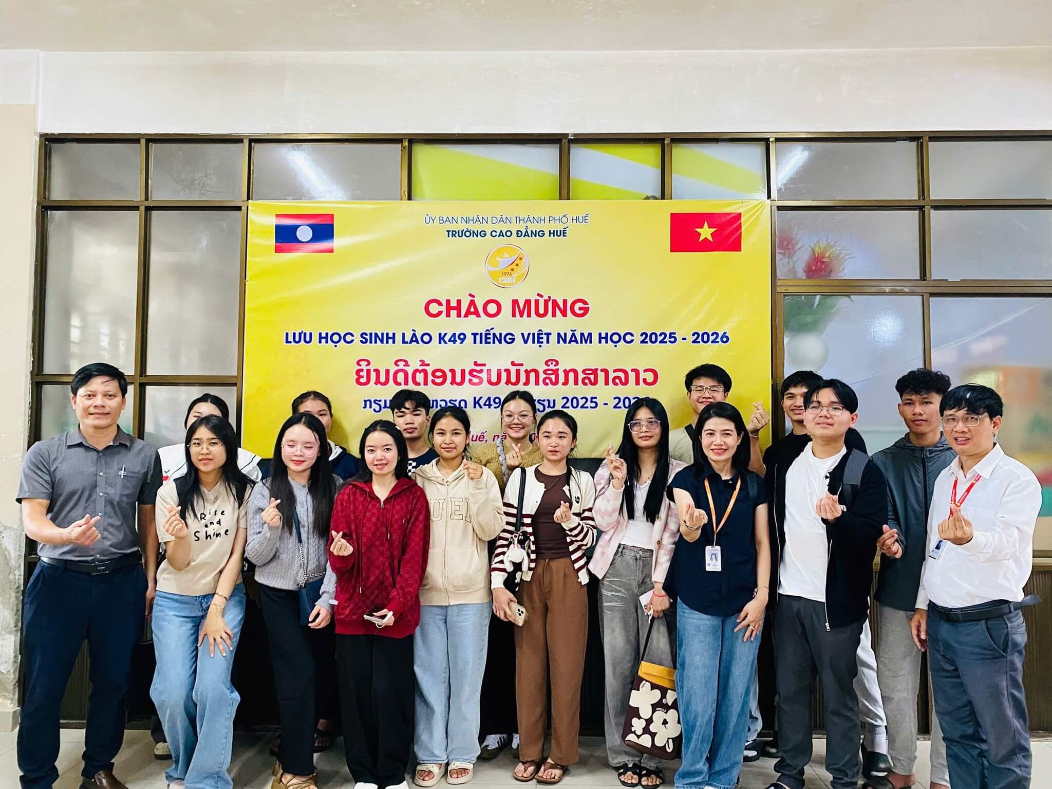 Các em lưu học sinh Lào đến nhập học Tiếng Việt tại Trường Cao đẳng Huế