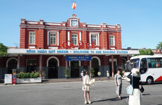 Du khách check-in tại Ga Huế. Ảnh: S.THÙY