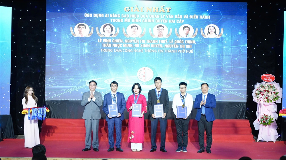 Bí thư Thành ủy Nguyễn Đình Trung và Phó Chủ tịch Thường trực UBND Thành phố Huế Nguyễn Thanh Bình trao giải cho nhóm tác giả của HueCIT