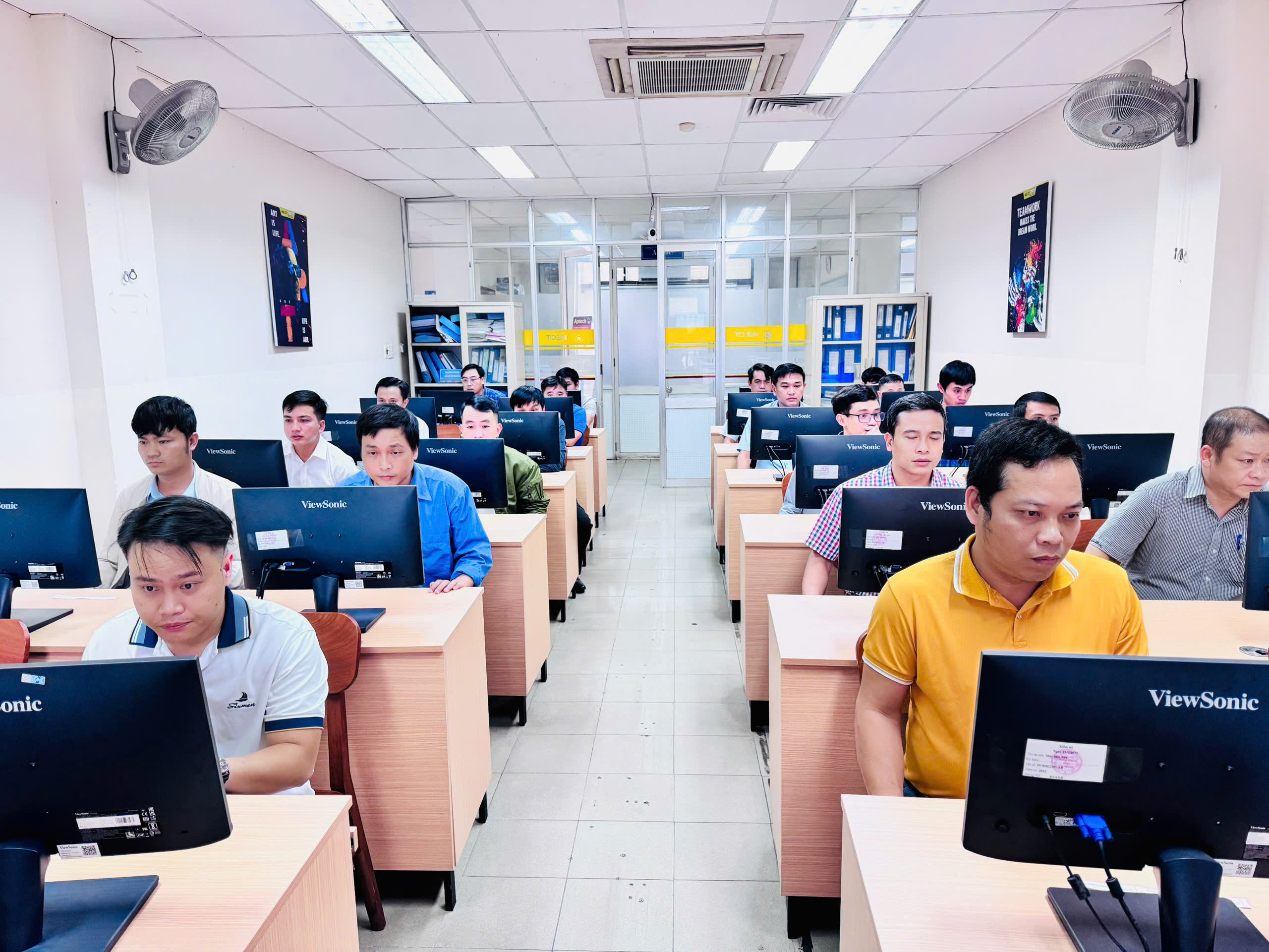 Các thí sinh thực hiện bài thi trắc nghiệm trên máy tính trong môi trường được trang bị hạ tầng CNTT hiện đại