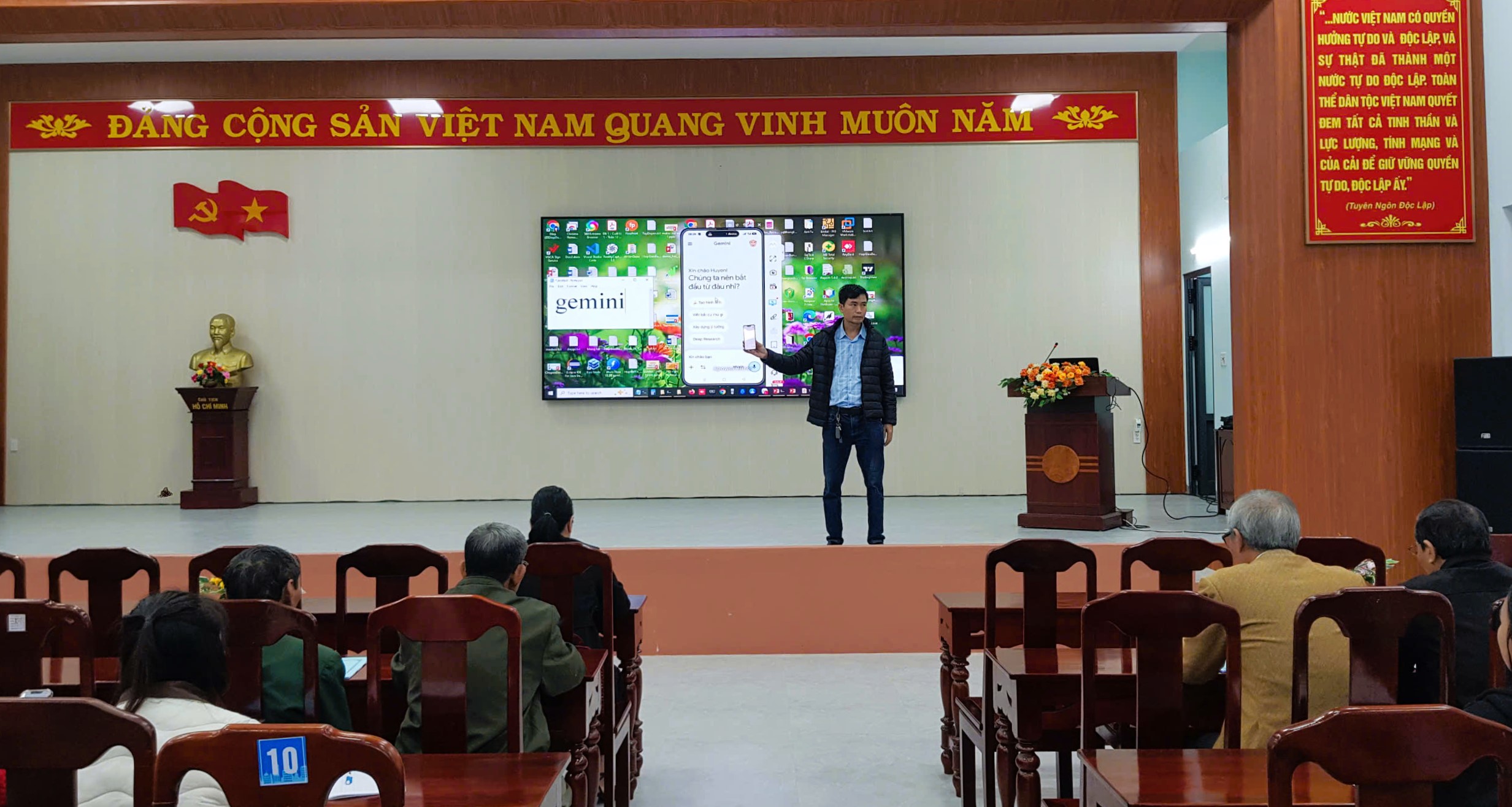 Đại diện HueCIT tham gia chương trình tập huấn chuyển đổi số tại phường Kim Trà.