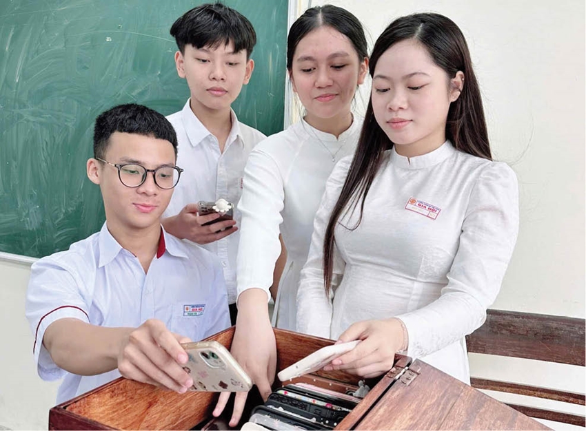 Học sinh Trường THPT Gia Hội bỏ điện thoại vào hộp trước giờ học