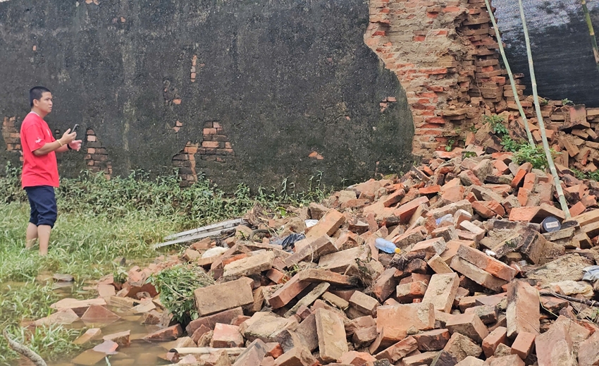 Đoạn tường thành bị sập do mưa bão
