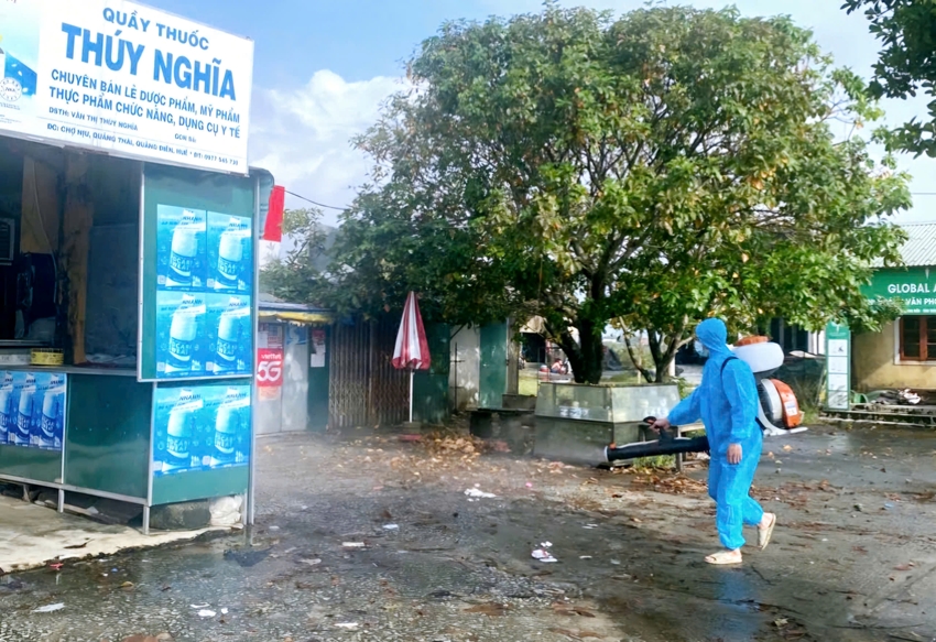 Phun hóa chất khử khuẩn ở chợ Nịu 