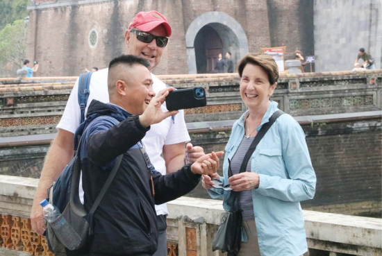 Cùng khách check-in khi trải nghiệm du lịch Huế 