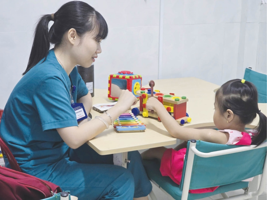 Tập phục hồi rối loạn ngôn ngữ cho trẻ tự kỷ ở Bệnh viện Phục hồi chức năng