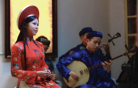  Ánh Hồng tại buổi giao lưu của CLB Ca Huế thính phòng