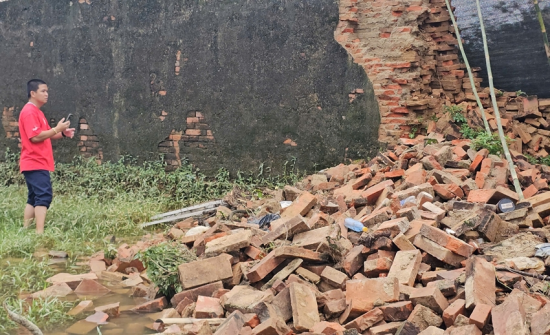 Đoạn tường thành bị sập do mưa bão