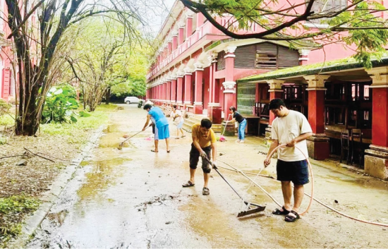 Thầy, cô giáo cùng các em học sinh chung tay dọn dẹp Trường Quốc Học sau lũ. Ảnh: Đoàn Trường Quốc Học