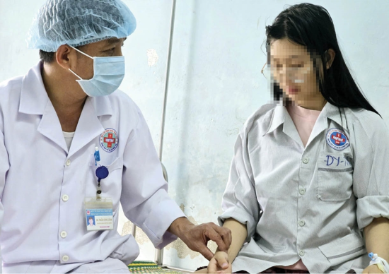 Bác sĩ Trung tâm Y tế Hương Trà kiểm tra sức khỏe cho bệnh nhân