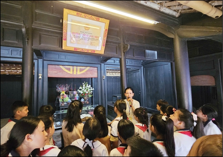 Students visiting and exploring Ho Chi Minh Memorial House in Duong No Village