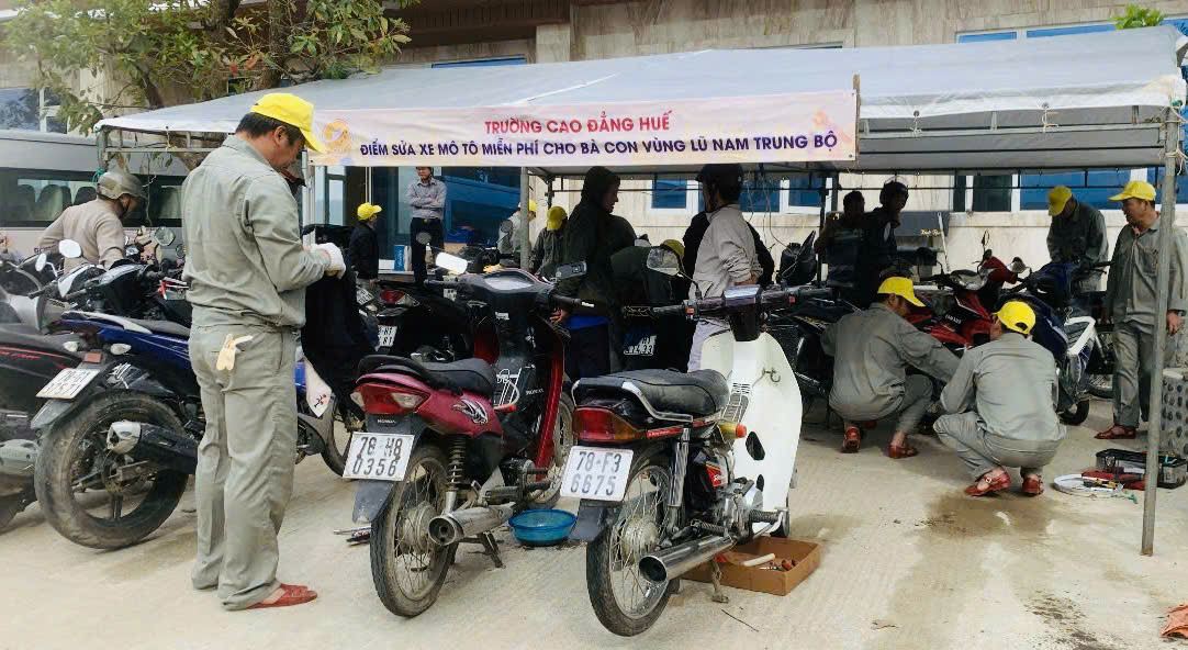 Hỗ trợ sửa xe và thay nhớt cho bà con xã Tuy An Đông, Tỉnh Đắk Lắk