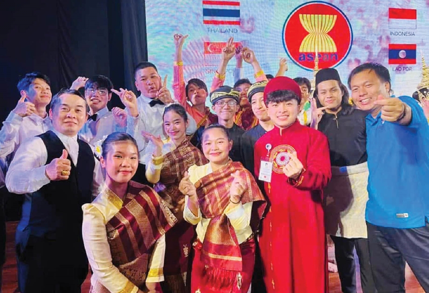  Công Minh (thứ 3 từ phải qua) và các bạn diễn