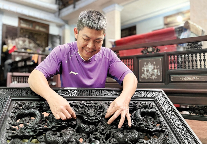 Anh Võ Hữu An bên tác phẩm Cửu long tranh châu 