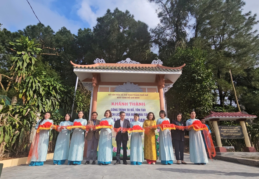  Cắt băng khánh thành công trình tu bổ, tôn tạo Di tích lịch sử địa điểm mai táng bà Hoàng Thị Loan 