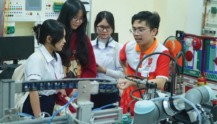  Sinh viên Khoa Kỹ thuật và Công nghệ - Đại học Huế tăng cường thực hành. Ảnh: H. Triều