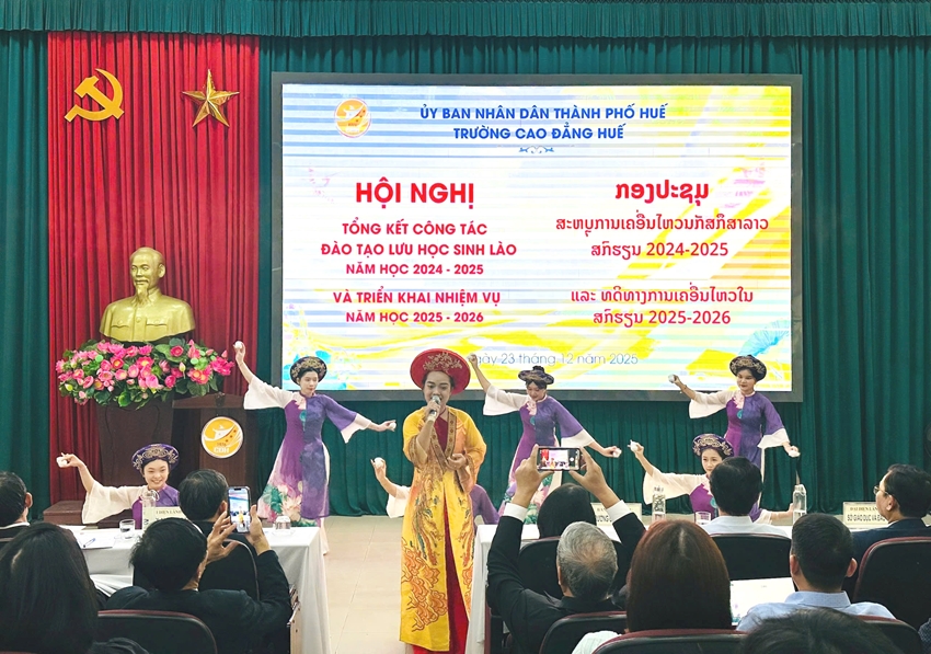   Lưu học sinh Lào biểu diễn ca Huế