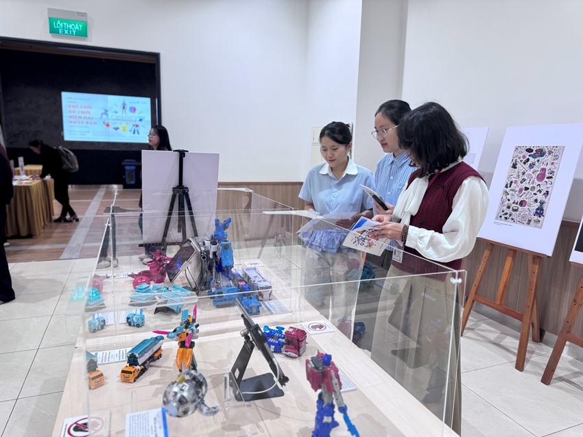 Tourists visiting and learning about the display corners at “OMOCHA” exhibition
