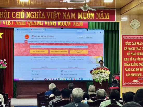 Ông Trần Vinh Hạnh - Phó phòng Đào tạo và Bồi dưỡng Trung tâm CNTT thành phố huế tham gia tập huấn tại chương trình