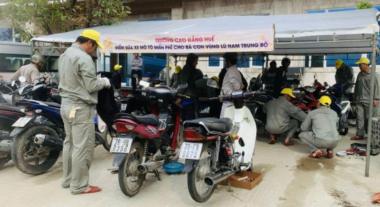 Hỗ trợ sửa xe và thay nhớt cho bà con xã Tuy An Đông, Tỉnh Đắk Lắk