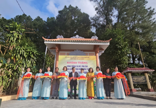 Cắt băng khánh thành công trình tu bổ, tôn tạo Di tích lịch sử địa điểm mai táng bà Hoàng Thị Loan 