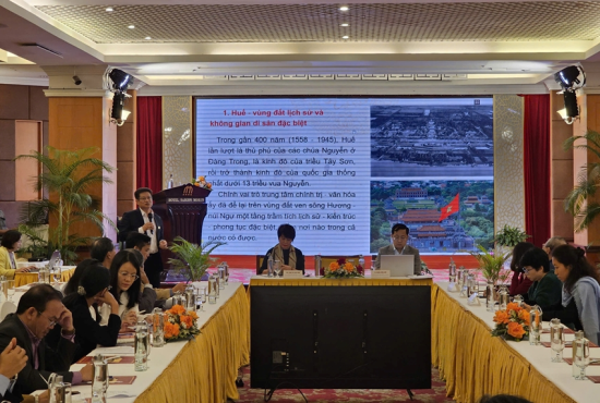  Các đại biểu trao đổi tại tọa đàm 