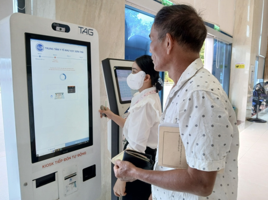  Hướng dẫn người dân đăng ký khám, chữa bệnh và thanh toán viện phí qua căn cước công dân gắn chíp. (Ảnh: Mỹ Hà/TTXVN) 