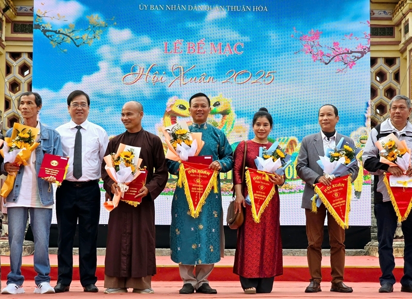  The leader of Thuan Hoa District awarded prizes to artisans