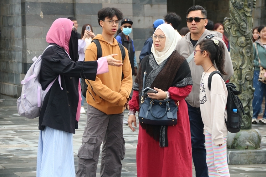 Tourists from around the world experience At Ty Tet festivities in Hue