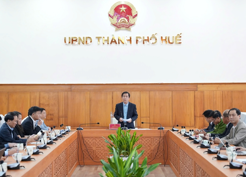 Chủ tịch UBND thành phố Nguyễn Văn Phương phát biểu tại phiên họp 