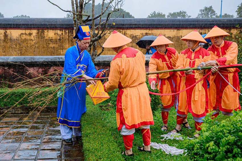 Cây nêu được hạ đánh dấu kỳ nghỉ Tết kết thúc, chuẩn bị bước vào một năm làm việc mới