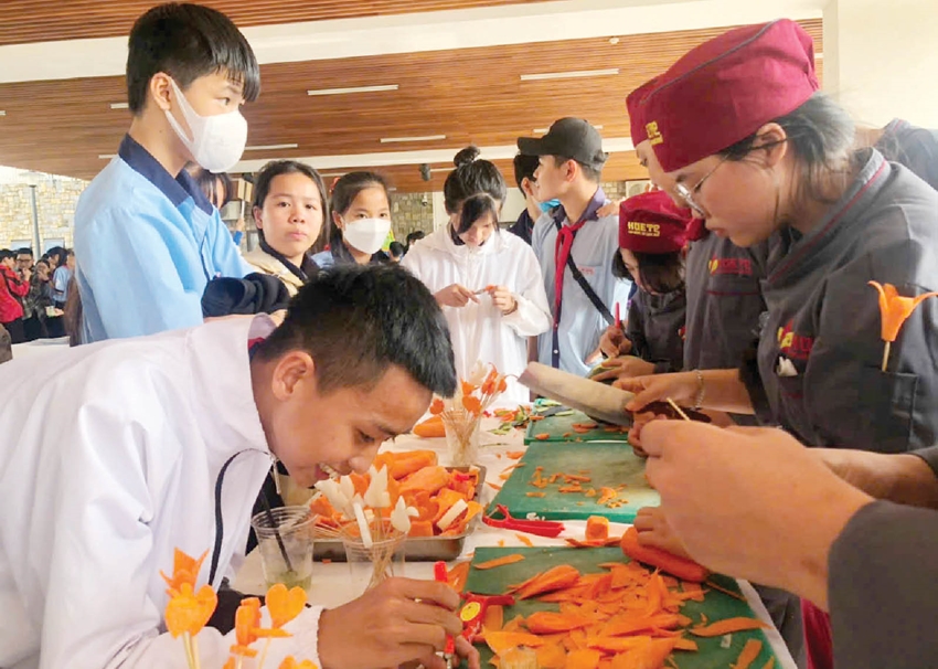  Học sinh trải nghiệm các ngành nghề du lịch tại ngày hội hướng nghiệp, tư vấn tuyển sinh ở Trường Cao đẳng Du lịch Huế