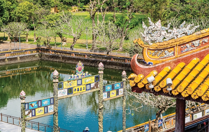 Cloisonné ceremonial gate at Trung Đạo (Middle Way) Bridge. Photo: Tuyet Mai 