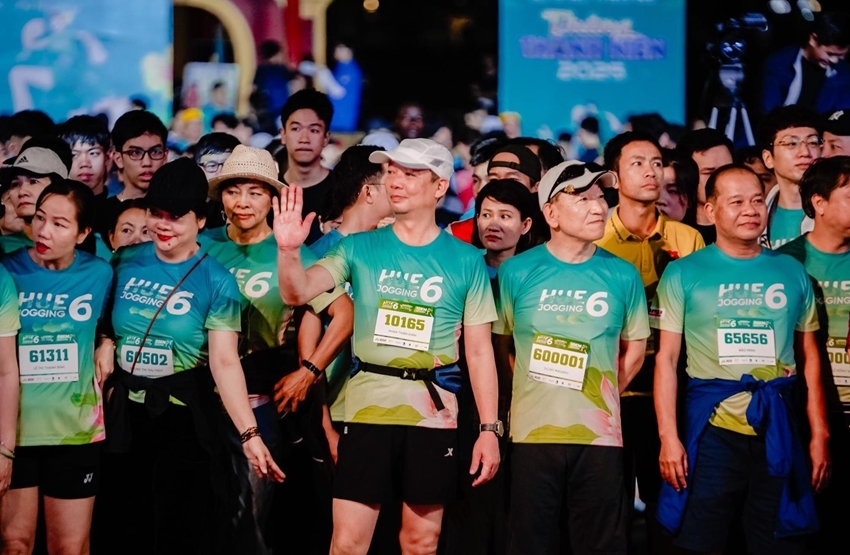  Mr. Phan Thien Dinh, Thuan Hoa District Party Secretary (in the center), a familiar athlete on Hue Jogging tracks