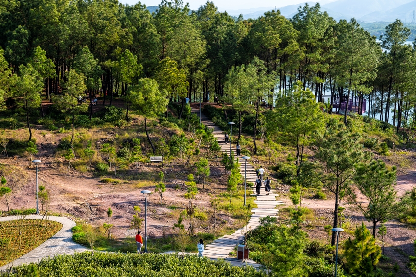 The newly renovated green space on Vong Canh Hill