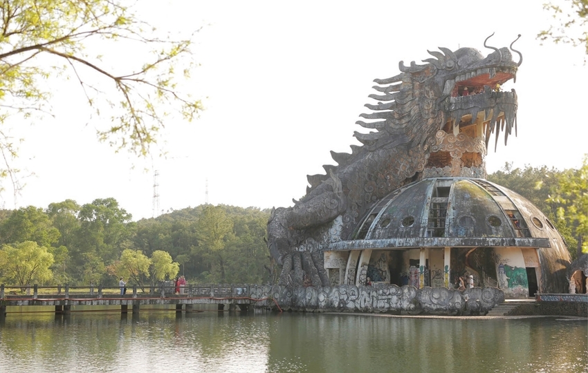 The giant dragon head – a landmark in Thuy Tien Lake 